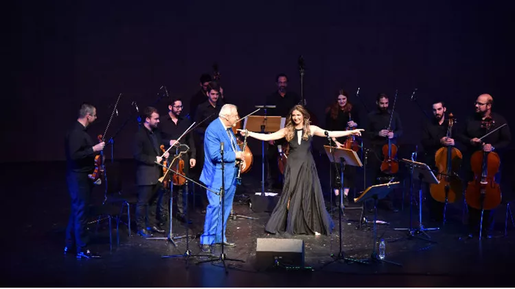 Δημοτική μουσική για φωνή και ορχήστρα εγχόρδων