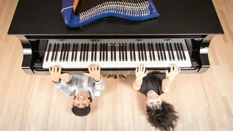 Πιάνο και άρπα πέρα από όρια