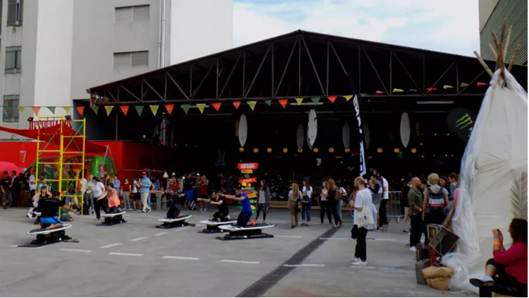 Βρεθήκαμε πάνω στα... κύματα του φετινού Surf Art festival (pics)