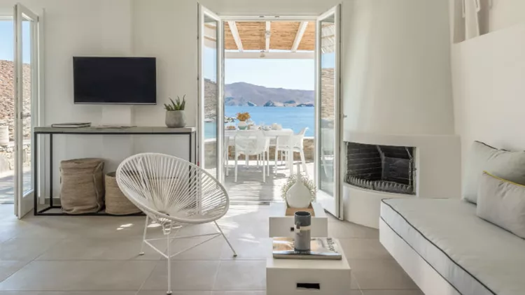 «Eneos Beach Villas»: διαμονή με προσωπικότητα στην Κύθνο