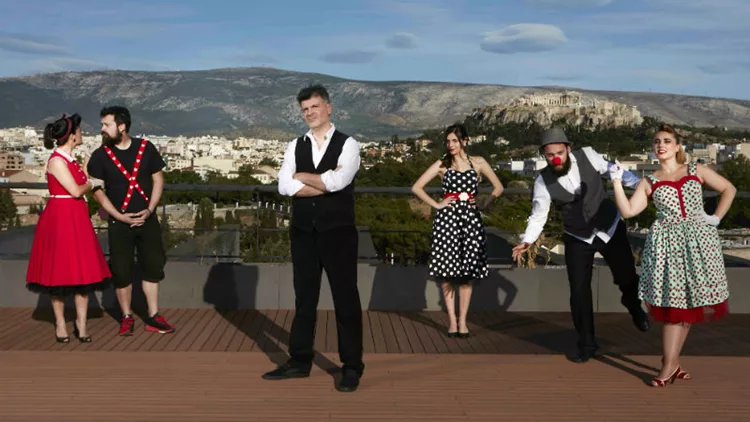 Ο Φοίβος Δεληβοριάς μας ξεναγεί στη θαυμαστή «Ταράτσα» του