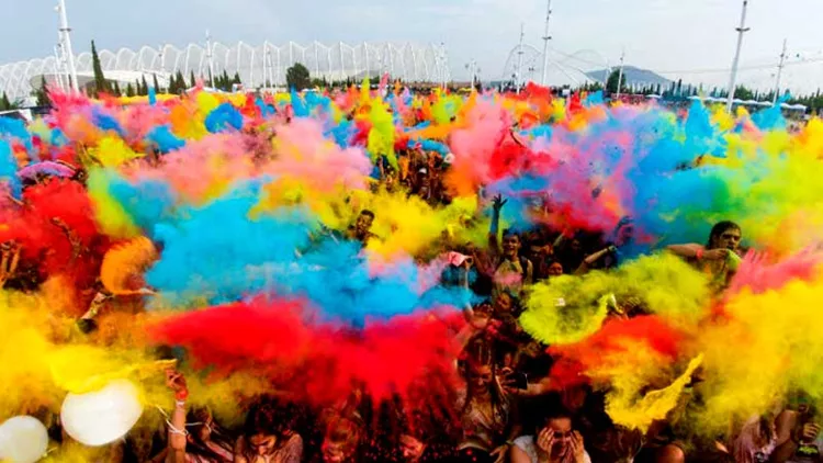 Πήγαμε στο Colour Day Festival: η Αθήνα πλημμύρισε με χρώμα 