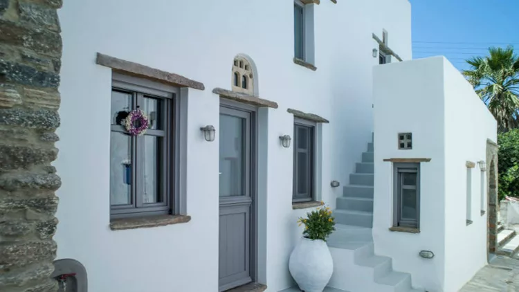 Το «Tutti Blu» είναι ένα ιδιαίτερο living space στην Τήνο