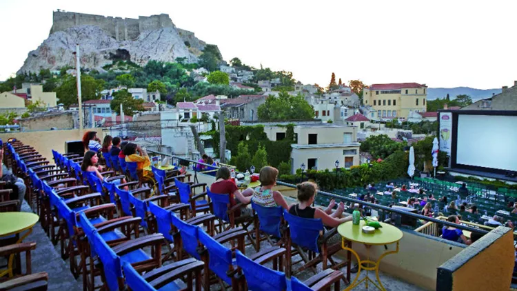Αυτό το καλοκαίρι θα τη βγάλουμε σινε-ταράτσα! Τα θερινά της Αθήνας που σκαρφάλωσαν ψηλά...