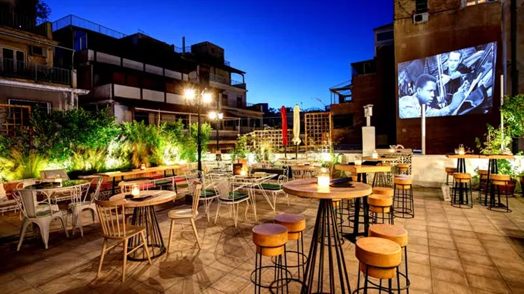 Μια boho ταράτσα με σοβαρή κάβα