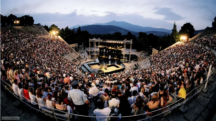 Στην Επίδαυρο με πούλμαν (και με τα παιδιά μας μαζί)