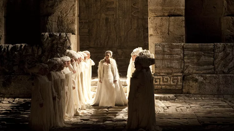 O «Τροβατόρε» φέρνει φλογερά πάθη στο φεγγαρόφωτο!