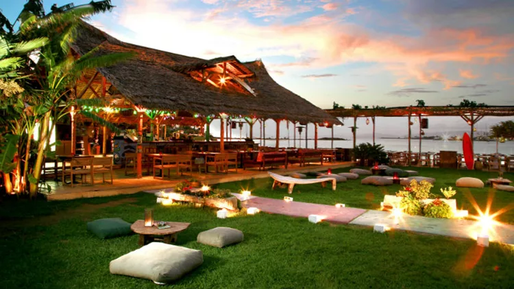 Beach bars: Τα πιο δροσερά cocktail spots στις παραλίες της Αττικής