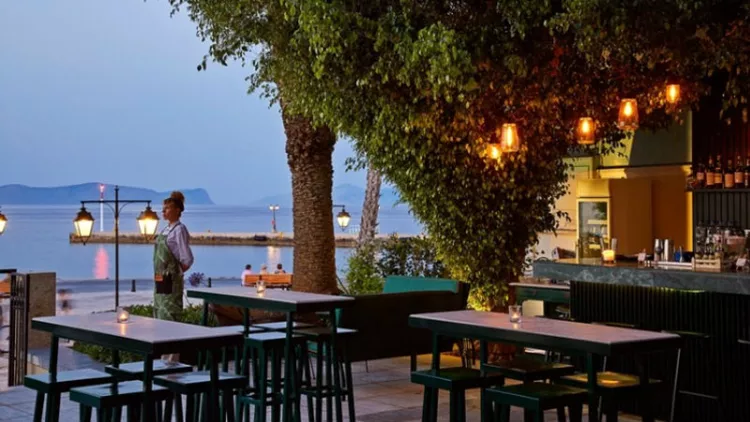 Το «Nixon» ρίχνει άγκυρα στο «Poseidonion Grand»