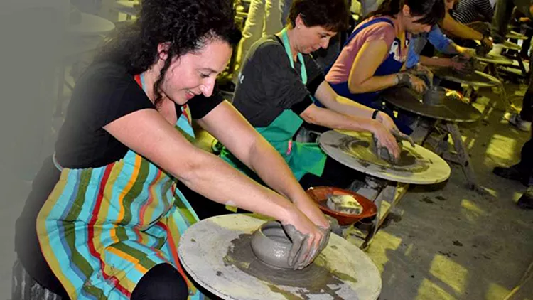 Όχι απλώς μαθήματα κεραμικής! 