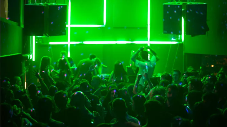 Το clubbing ξεκινά στο «Six D.O.G.S.»