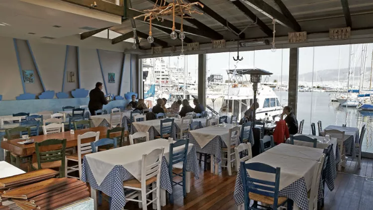 Πρώτο τραπέζι Μικρολίμανο, με ούζο και μεζέ 