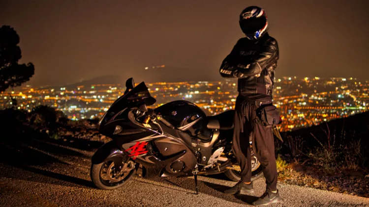 Η Αθήνα στις δύο ρόδες: τέσσερις μότοβλογκερς μάς (ξανα)συστήνουν την πόλη