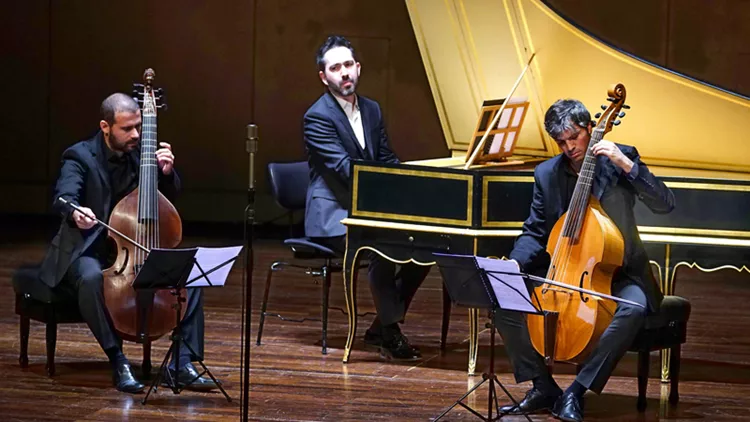 Η εκλεπτυσμένη ευγένεια και ο στοχαστικός κόσμος της βιόλας ντα γκάμπα 