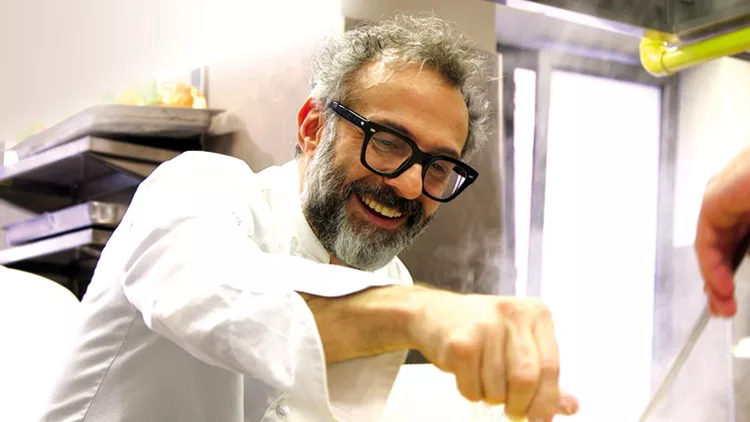 Ο κορυφαίος σεφ Massimo Bottura μαγειρεύει για τους αστέγους