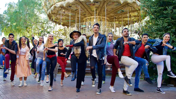 Ο θρύλος του «Grease» αναβιώνει στη σκηνή