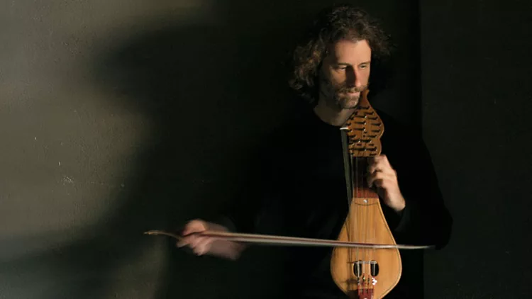Ο Γιώργος Καλούδης παίζει Μπαχ με κρητική λύρα