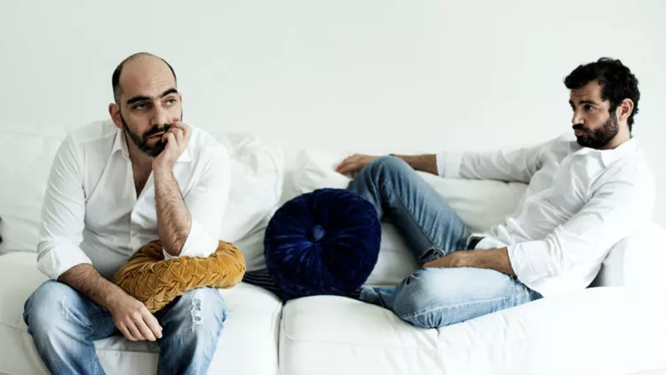 Ο Μπάμπης Γαλιατσάτος γράφει για τη «Μονογαμία»