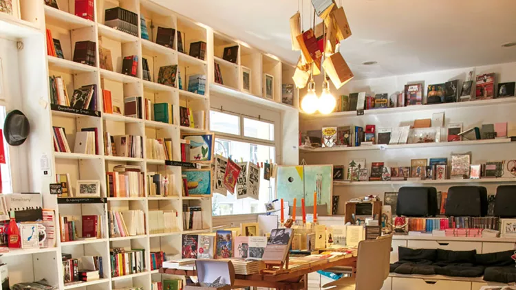 10 book cafes για χαλάρωση και διάβασμα στην πόλη