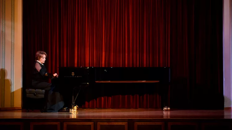 Η Μπέτυ Αρβανίτη στο ρυθμό της «Φθινοπωρινής σονάτας»