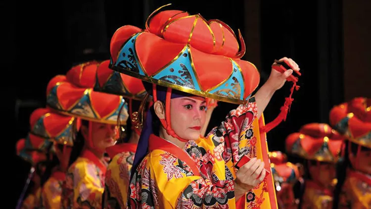 Τα πολύχρωμα κιμονό της IZENA-no-KAI στη σκηνή του Μεγάρου