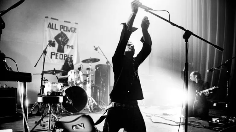 Ανταπόκριση από την post punk ιεροτελεστία των Algiers στο Temple