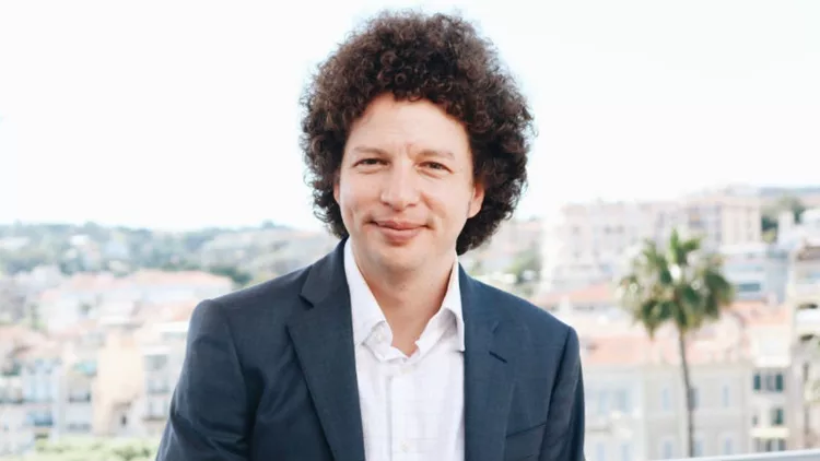 Ο Μισέλ Φράνκο μας συστήνει την «Κόρη της Απρίλ»