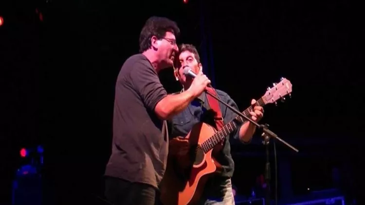 Ο Σωκράτης τραγουδάει Θανάση