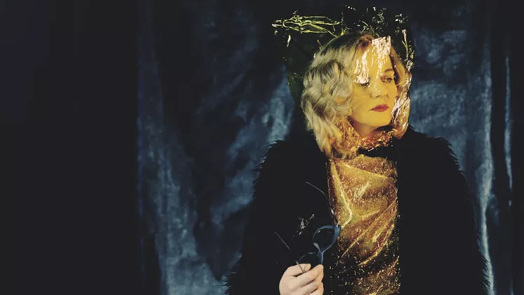 Για την Μαριάννα Κάλμπαρη η παράσταση είναι «ένα ζωντανό παιχνίδι»