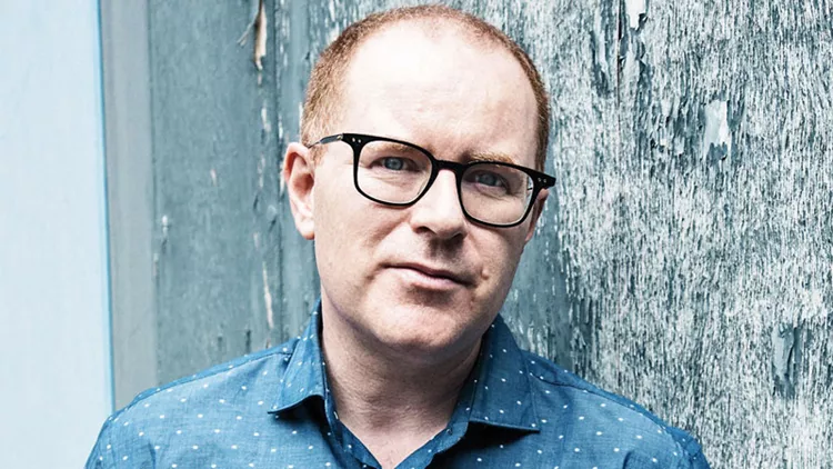 O Κόνορ ΜακΦέρσον κυριεύει τις αθηναϊκές σκηνές