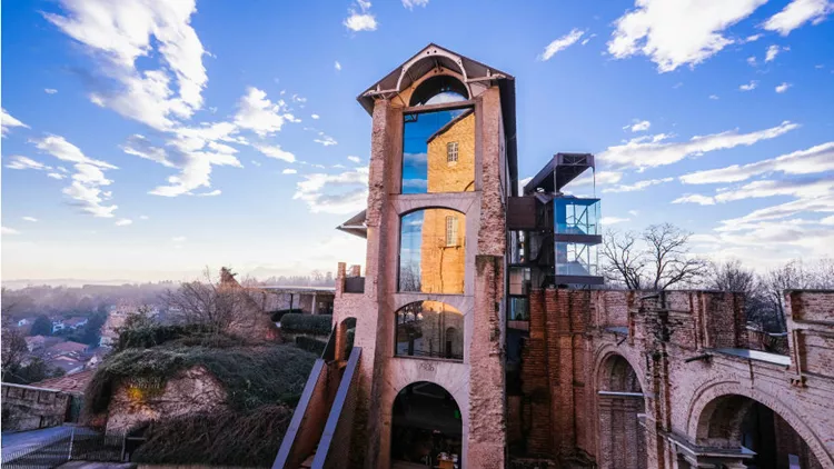 Ανταπόκριση | Castello di Rivoli: Πώς η σύγχρονη τέχνη συνομιλεί με την ιστορία της και πόσο (α)πολιτική είναι η «επιστροφή στη φύση»; 