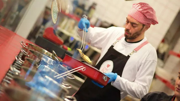 Μόλις ήρθε και βλέπει το street food… σφαιρικά