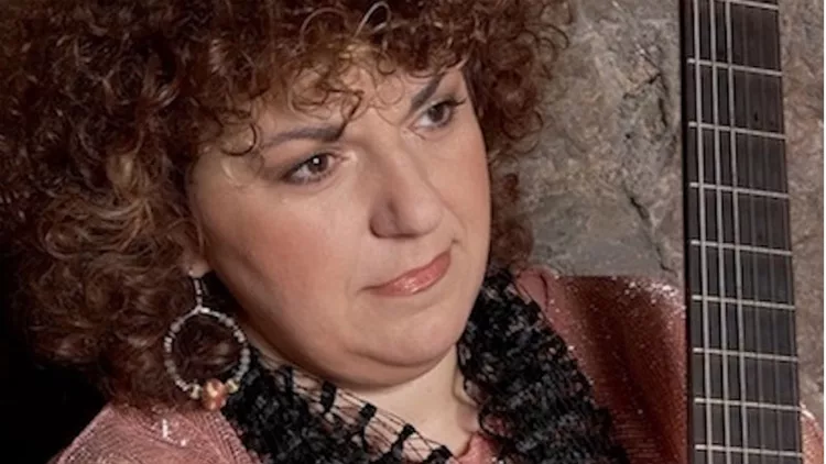 Μια κιθάρα για τους πρόσφυγες και τους μετανάστες του κόσμου