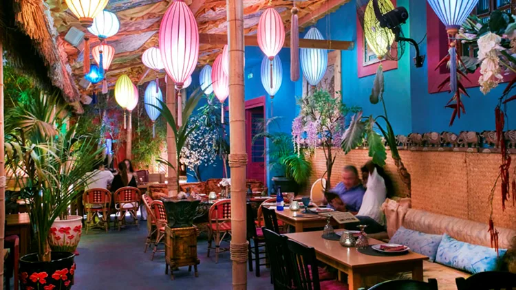 «Αndaman Sky» με ντεκόρ που βαδίζει στο δρόμο του μεταξιού