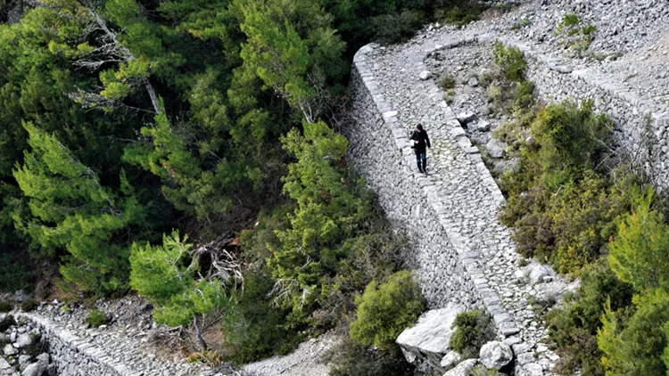 Περπατήσαμε στο Μπίλιοβο, το ομορφότερο λιθόκτιστο μονοπάτι της Πελοποννήσου