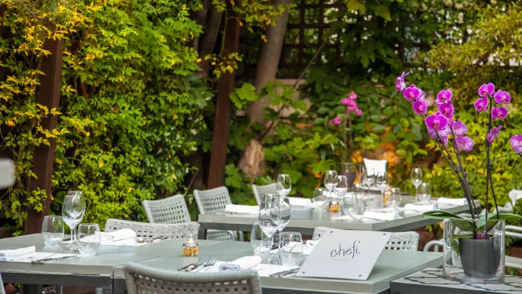 To «Chefi» υψώνει το ποτήρι του με Bodegas Krontiras