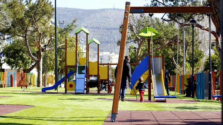 Δώδεκα παιδικές χαρές παραδίδει ο Δήμος Αθηνών στην πόλη