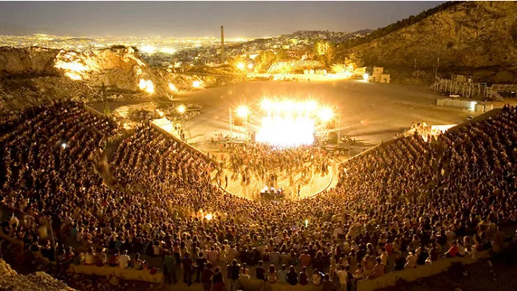 Όλα όσα θα δούμε στο Θέατρο Πέτρας φέτος το καλοκαίρι