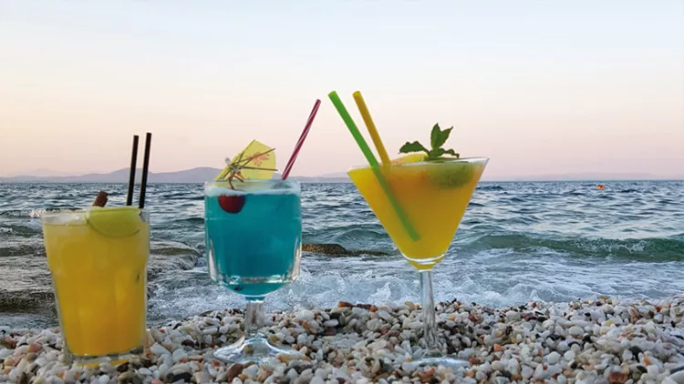 «Zoύμπερης Café Στέλιος»: Day & night on the beach