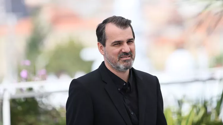 Κορνέλ Μουντρούτσο: Βάζοντας την κοινωνία στο μικροσκόπιο