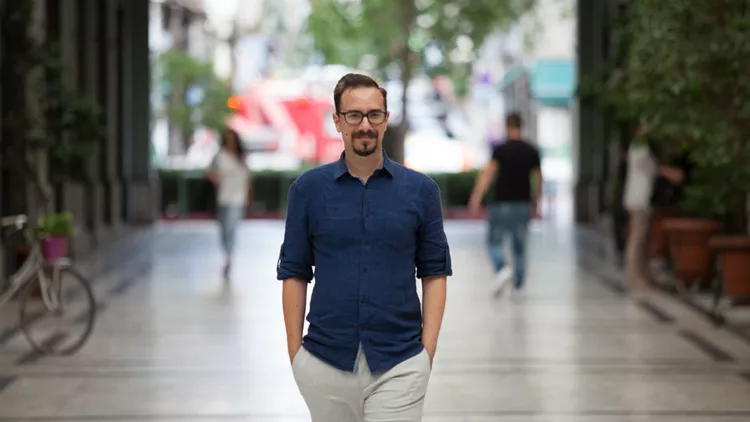 Ο Βαγγέλης Γιαννίσης έγραψε τη «Σκιά» που θα στοιχειώσει κάθε αναγνώστη