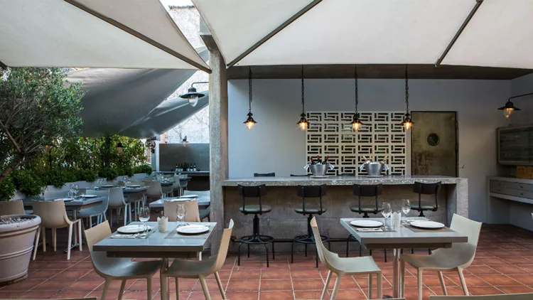 Με το κτήμα Τσέλεπου, σε μια πειραιώτικη ταράτσα