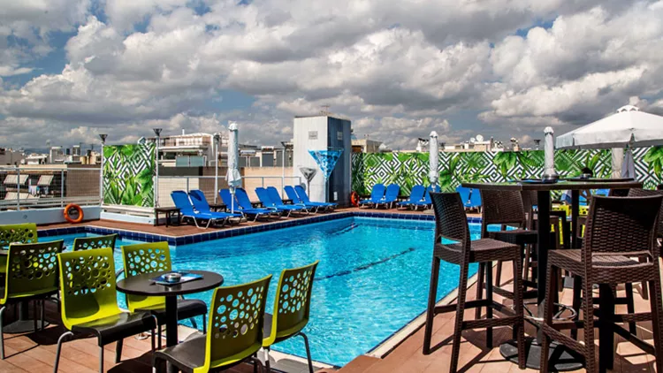 Για το νέο roof-top πάρτυ της Αθήνας το dresscode είναι μαγιό