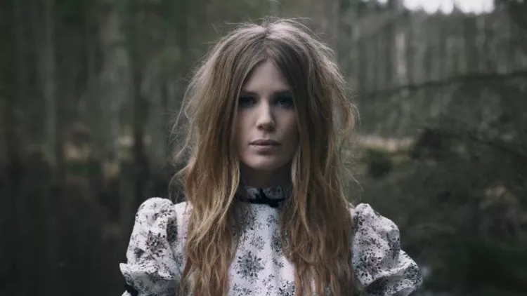 Υποδεχθείτε τη (τους) Myrkur