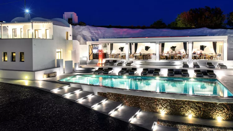 O Mίλτος Αρμένης για μια βραδιά στο «Cabo Rosso» στη Σαντορίνη