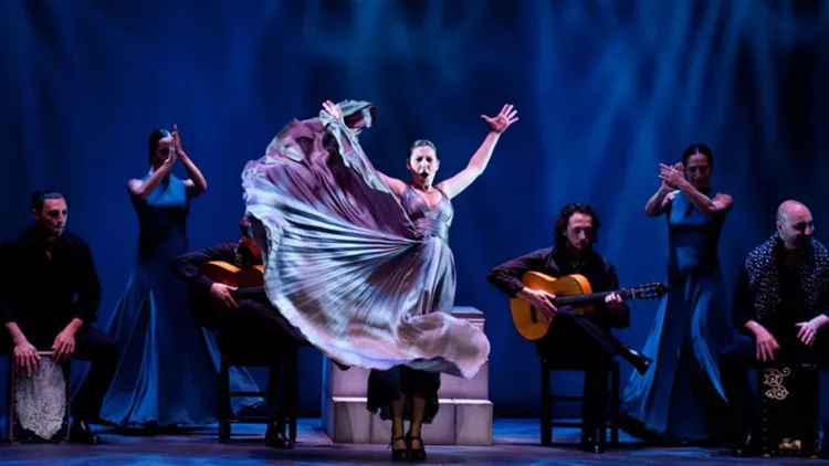 4 πράγματα που πρέπει να ξέρετε για τη Σάρα Μπάρας