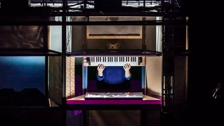 Η πρωτοπορία βρίσκει Στέγη