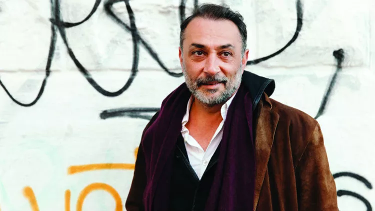 Ο Βασίλης Κουκαλάνι κάνει θέατρο που διαπαιδαγωγεί κι εμψυχώνει