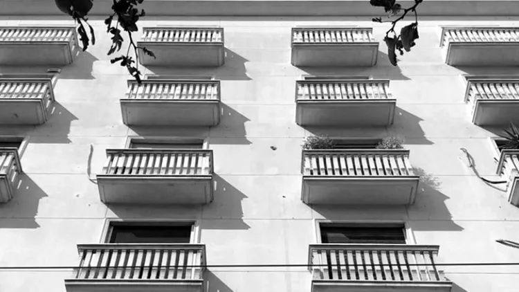 Ζουμάροντας στα αθηναϊκά κτίρια του ’50 και του ’60