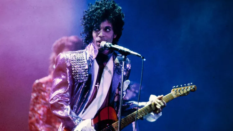 To Netflix ντύνεται στα μοβ για χάρη του Prince